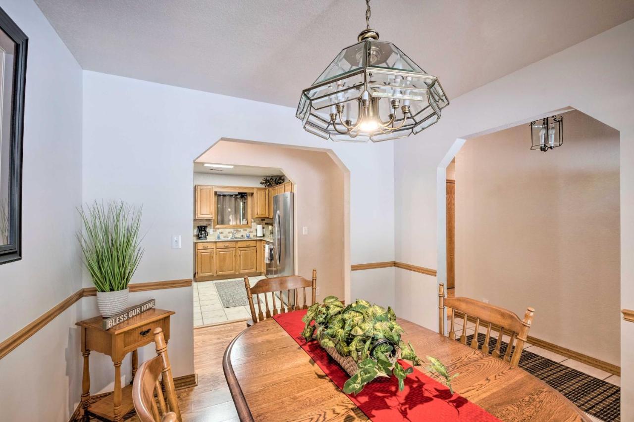 Beautiful Ozark Oasis With Deck Walk To Beaver Lake Rogers Exteriör bild