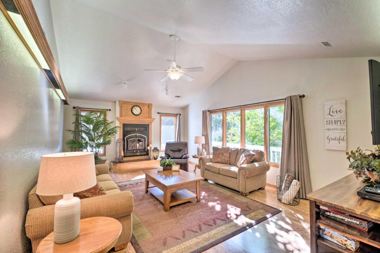 Beautiful Ozark Oasis With Deck Walk To Beaver Lake Rogers Exteriör bild