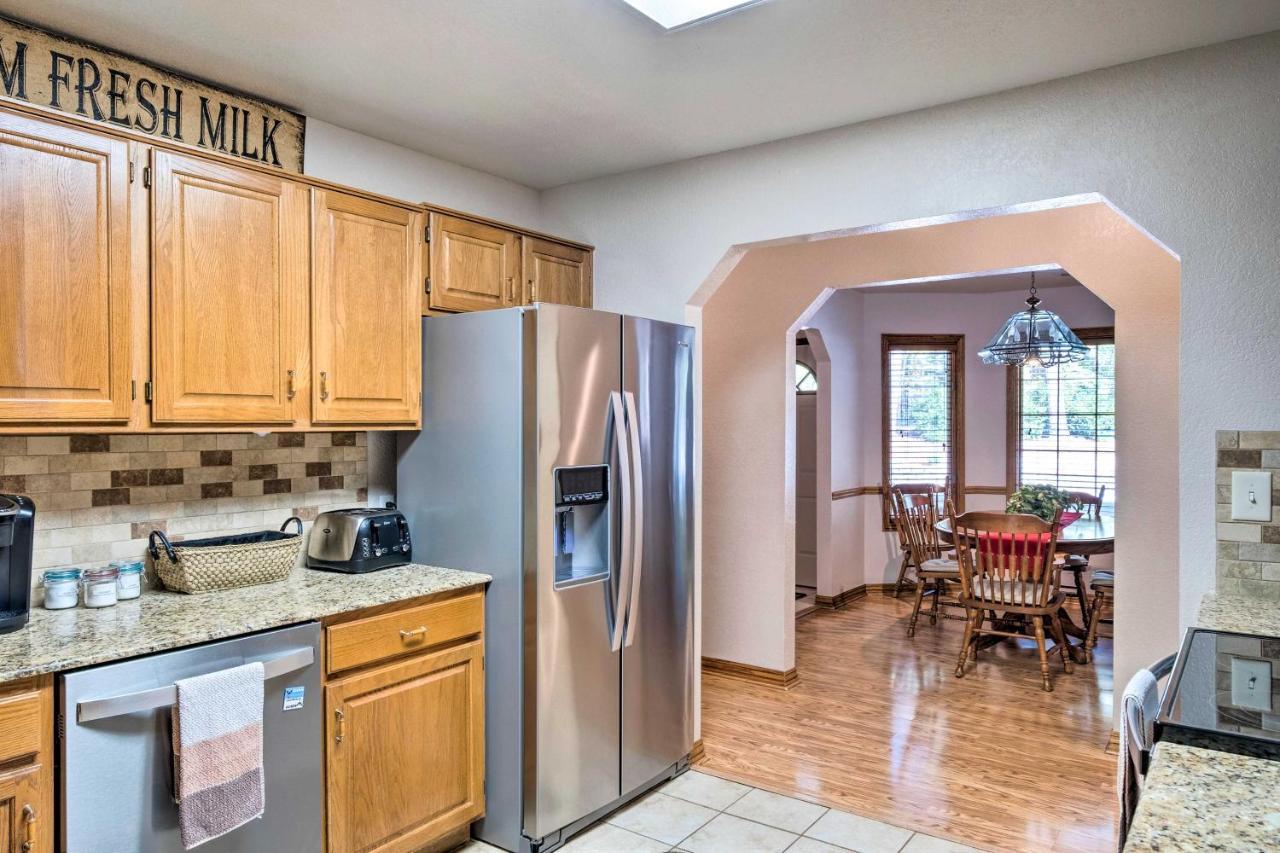 Beautiful Ozark Oasis With Deck Walk To Beaver Lake Rogers Exteriör bild