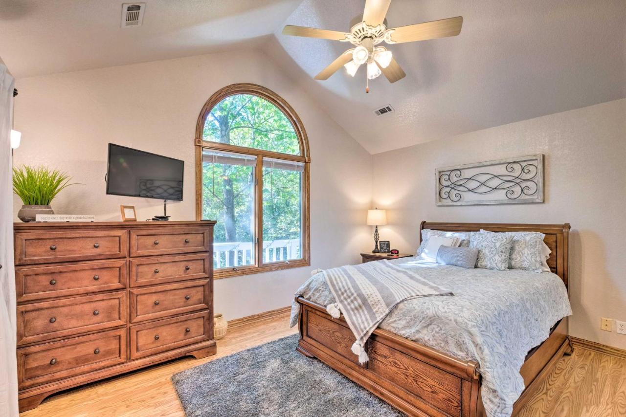 Beautiful Ozark Oasis With Deck Walk To Beaver Lake Rogers Exteriör bild
