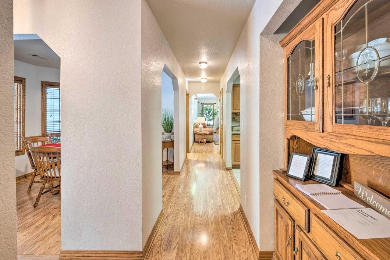 Beautiful Ozark Oasis With Deck Walk To Beaver Lake Rogers Exteriör bild